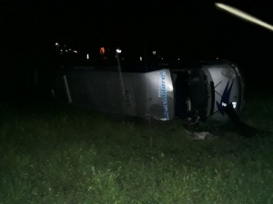 Microbús de servicio público se volcó y resultaron 3 pasajeros heridos