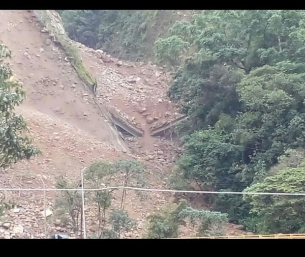 Se cayó puente en la vía al Llano