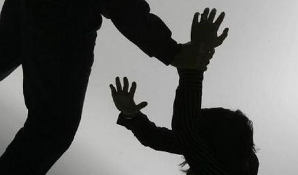 Un hombre quedó en prisión y otro en su domicilio, tras agredir a sus parejas