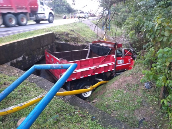 Volqueta se salió de la vía entre Yopal-Aguazul