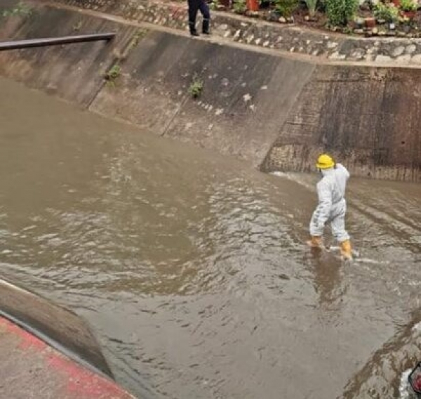 Dos menores de edad, fueron arrastrados por la corriente de Caño Seco