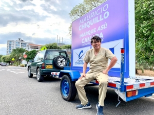 En un trailer con lona reciclada, Mauricio Chiquillo avanza por conquistar el voto de opinión