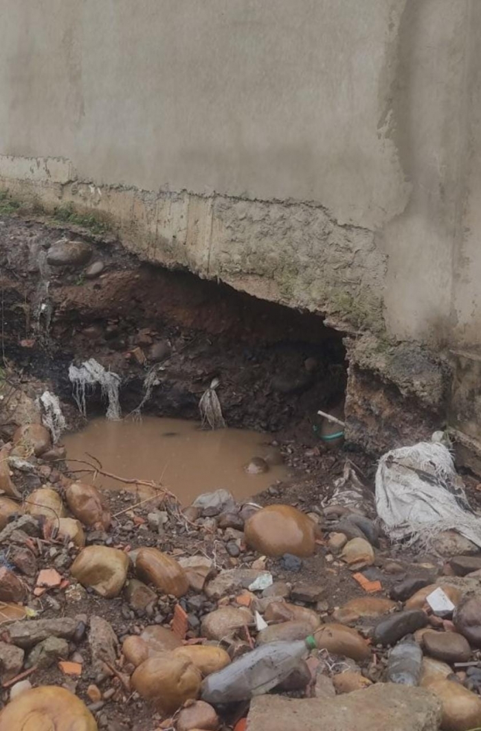 Torrencial aguacero socavó las bases de una vivienda en el barrio Cañaguate II y afectó la vía principal