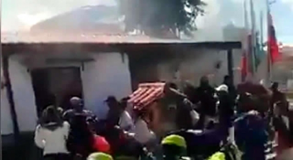 Casa por cárcel a policías por omisión en incendio que causó la muerte a 8 detenidos en una Estación de Policía de Soacha