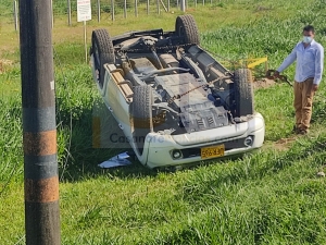 Vehículo cayó a un costado de la vía metros adelante de El Vivero