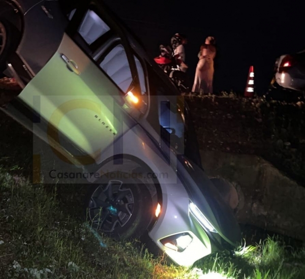 Sujetos arrastraron a una mujer y luego lanzaron su vehículo por un barranco con sus dos hijos aún en su interior