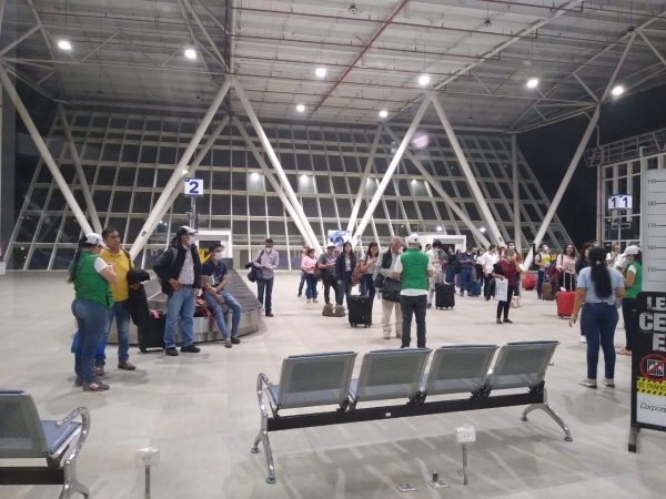 Siguen llegando pasajeros al aeropuerto. Gobernador pide que cierren El Alcaraván en Yopal