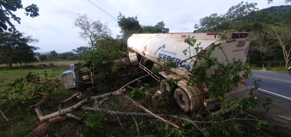 Tractomula se salió de la carretera y chocó contra un árbol en la vía Barranca - Monterrey