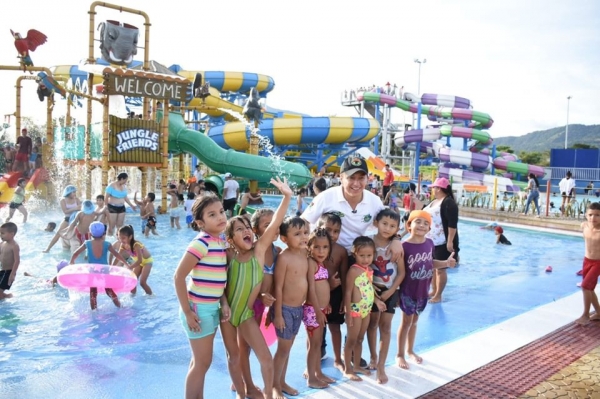Más de 400 niños de la Comuna VI disfrutaron de la preapertura del Parque Acuático de la Orinoquía Nacua