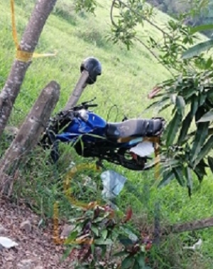 Motociclista muere en accidente de tránsito al chocar con un árbol en el sector de Las Cañas