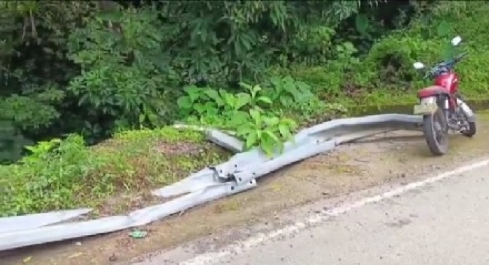 Joven motociclista cayó al vacío cuando cruzaba el puente sobre la quebrada La Guáimara, en Aguazul