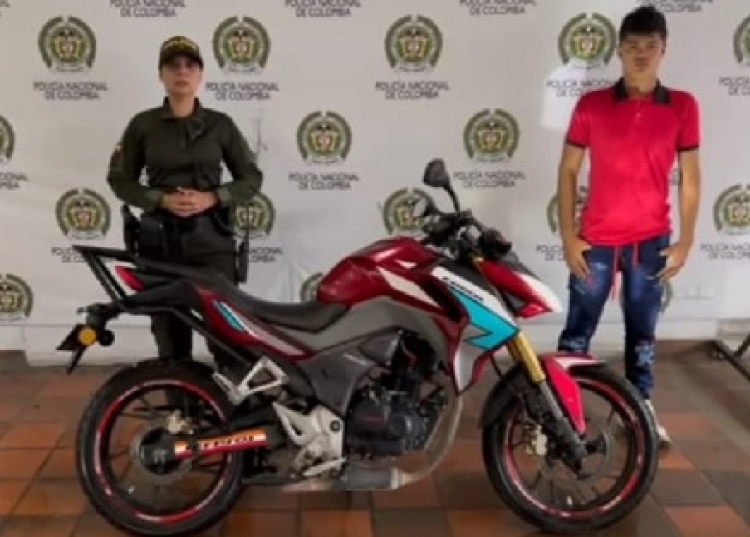 En Monterrey policía recuperó una motocicleta y la entregó a su legítimo dueño