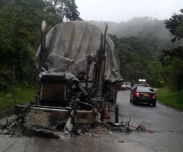 Tractocamión incinerado en vía del Cusiana es materia de investigación