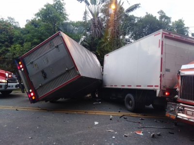 Choque multiple en La Guafilla dejó cuatro heridos, la vía estuvo cerrada por varias horas