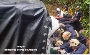 Dos personas quedaron atrapadas dentro de una turbo que sufrió accidente vial en Hato Corozal