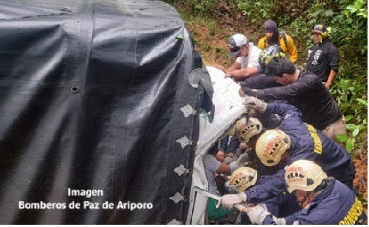 Dos personas quedaron atrapadas dentro de una turbo que sufrió accidente vial en Hato Corozal