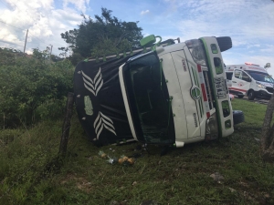 Un camión se volcó en la vía Yopal - Monterrey