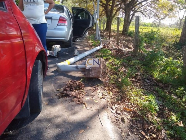 Vehículo se llevó un poste de energía en la vía Sirivana en Yopal