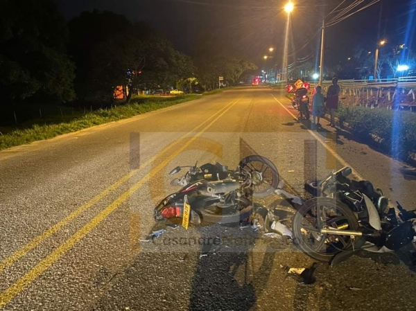 Motociclista intentó adelantar una tracto mula y chocó de frente contra otra motocicleta en la vía Marginal del Llano