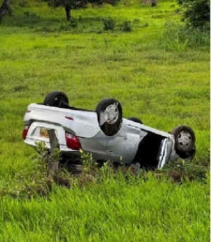 Pore – Paz de Ariporo: Por esquivar un hueco automóvil se sale de la vía y termina volcado