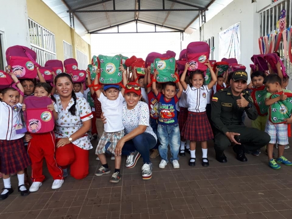 Niños de escuelas rurales recibieron kits escolares en Paz de Ariporo