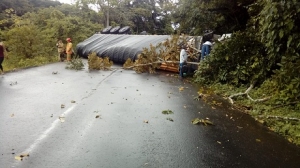 Volcamiento de un tracto camión mantiene el paso a un carril la vía Aguazul - Sogamoso