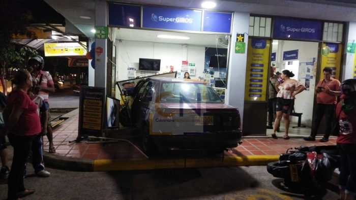 Conductor perdió el control del vehículo y terminó dentro de un Supergiros en Yopal