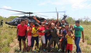 Pueblo indígena Sikuani en Caño Mochuelo fue visitado por la Fuerza Aérea