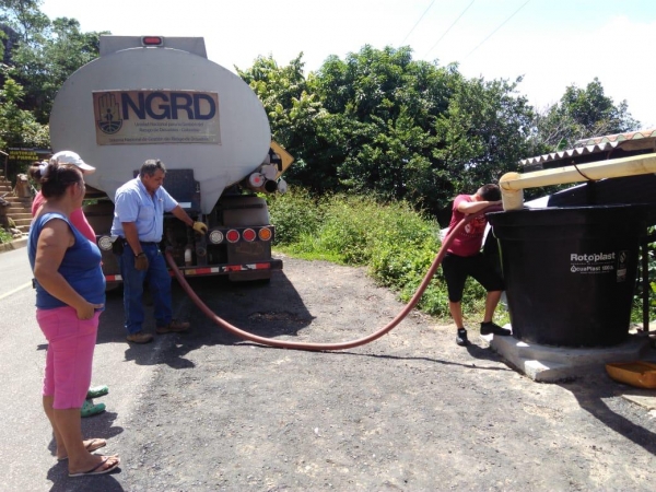 En carrotanques llegó agua potable a vereda Buena Vista Alta