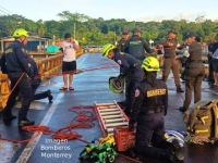 Bomberos de Monterrey rescataron varias personas atrapadas por creciente súbita del Túa